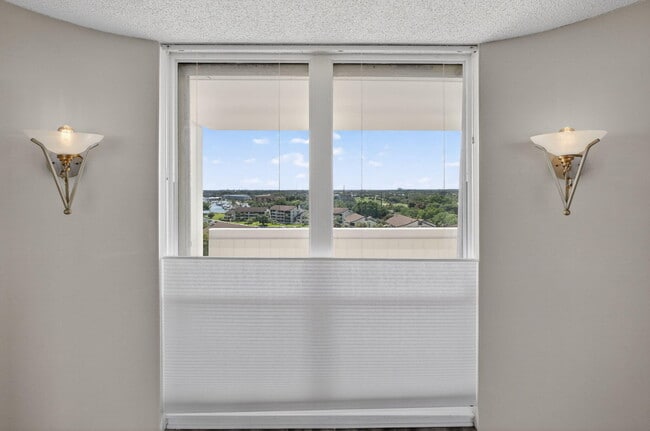 Building Photo - 134 Lakeshore Dr