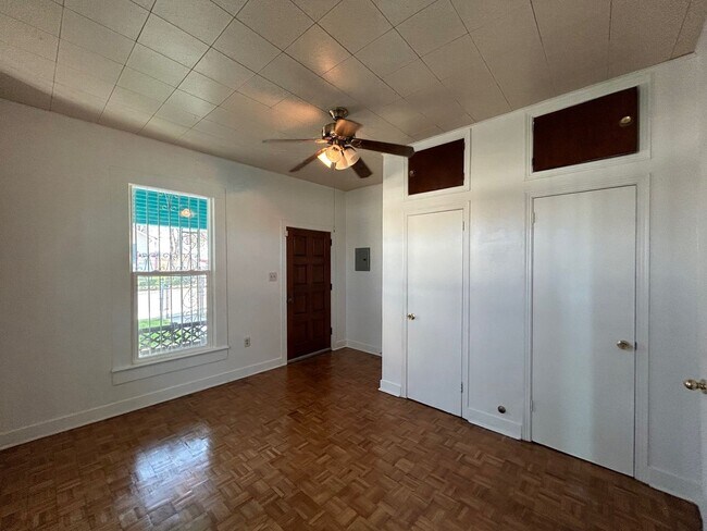 Building Photo - $500 OFF FIRST MONTH'S RENT IF MOVED IN BY...