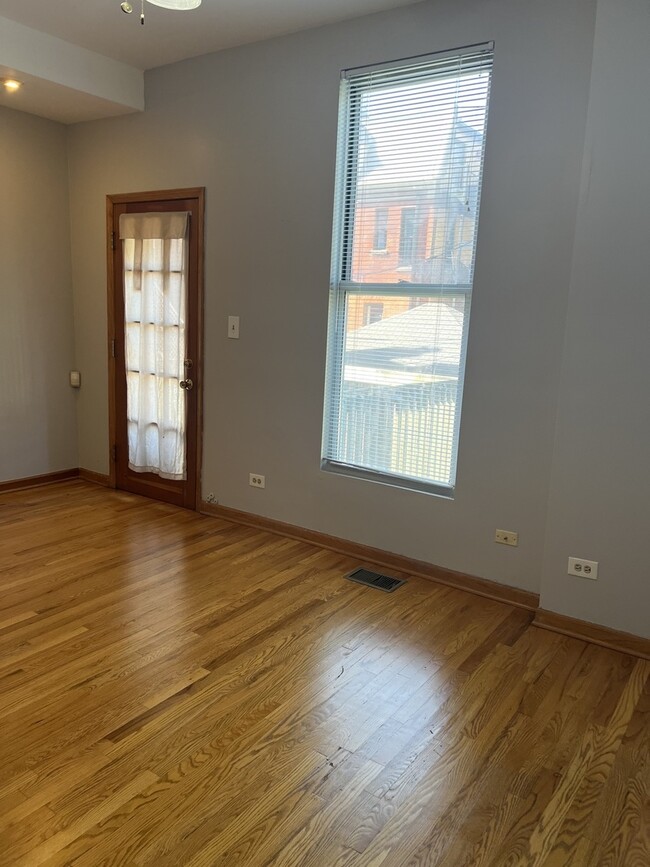 Building Photo - 1535 N Leavitt St