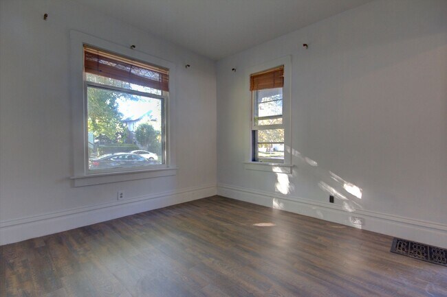 Building Photo - SL NIE2405