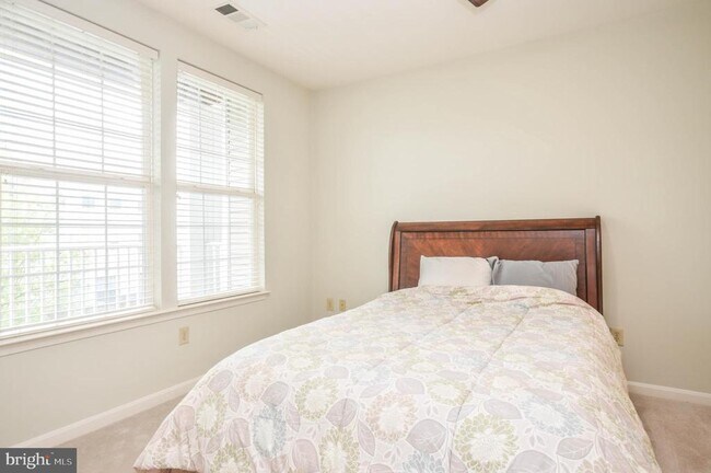 Building Photo - 4950 Brenman Park Dr