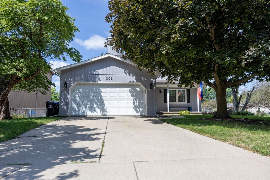 Primary Photo - 201 S Evergreen Ln