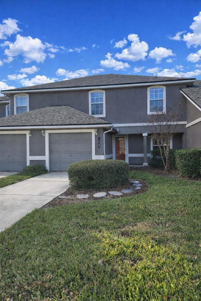 Building Photo - Move-In Ready Townhome – Pond Views & Walkable Access to Fleming Island Plantation Amenities