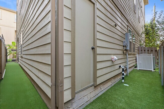 Building Photo - Stunning Single-Family Home in the Heart o...