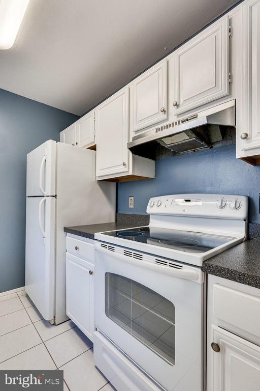 Building Photo - 2374 Hunters Square Ct