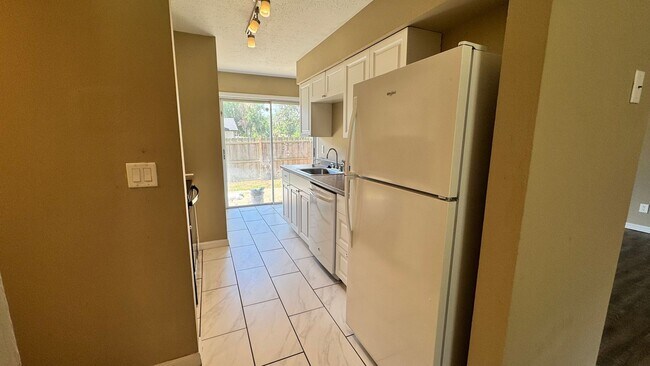Building Photo - FOR RENT – 2 Bed / 1 Bath Triplex in Citrus Park, Ocala, FL – Available Now!