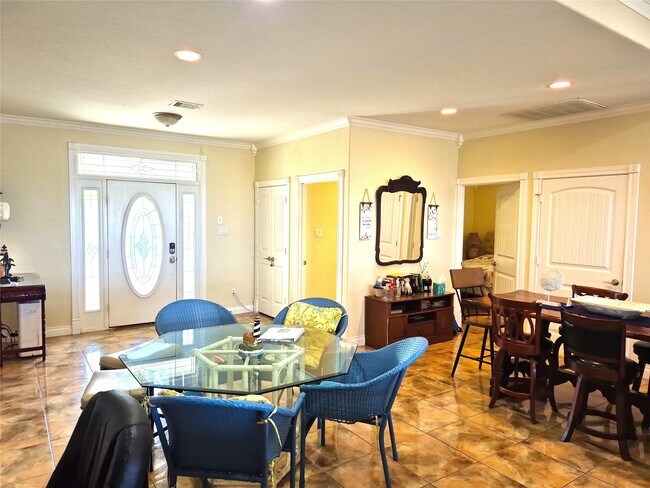 Building Photo - 402 1/2 Avenue A