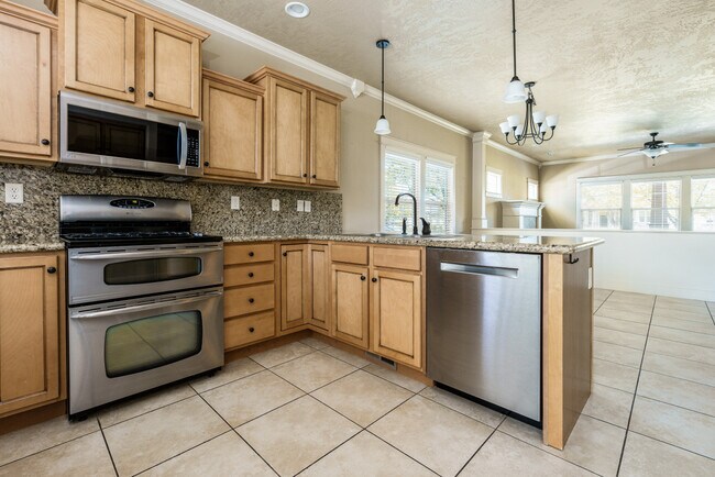 Building Photo - 994 E Winding Creek Dr