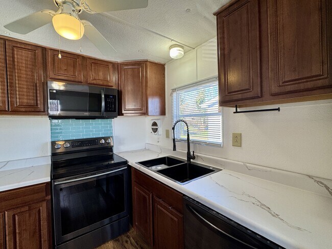 Building Photo - 836 Commerce St