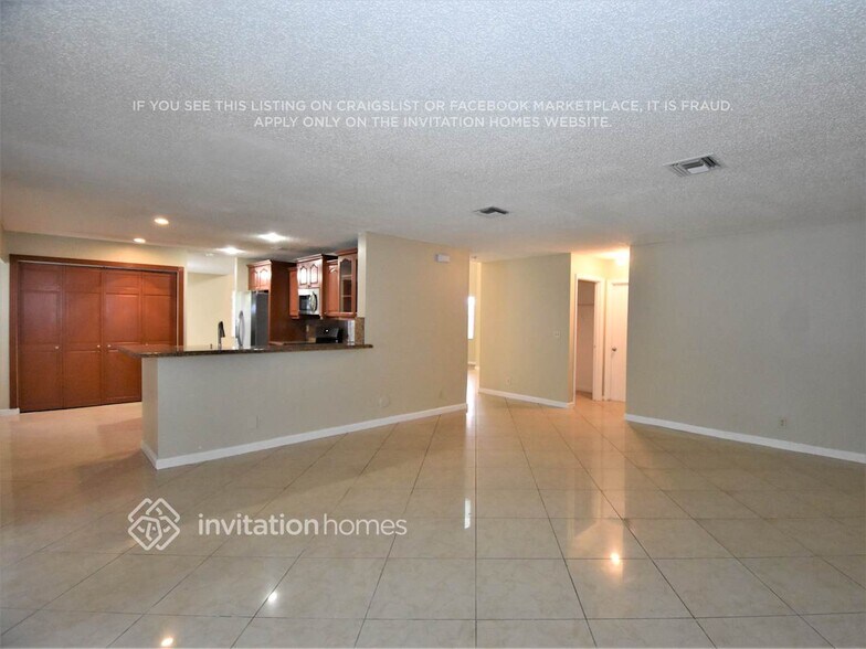 Building Photo - 10101 SW 9th Ln