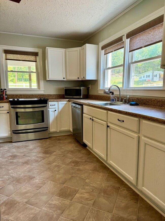 Building Photo - Quaint Country Cottage On Large Lot Near Downtown Blacksburg