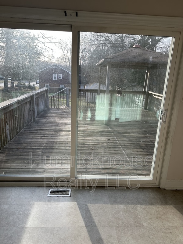 Building Photo - 1601 Grovewood Dr