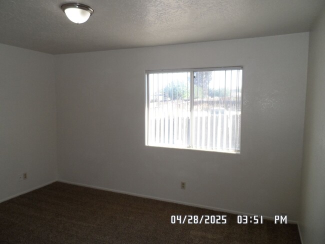 Building Photo - 3 Bedrooms, 2 Bathroom, Large Fully Fenced...