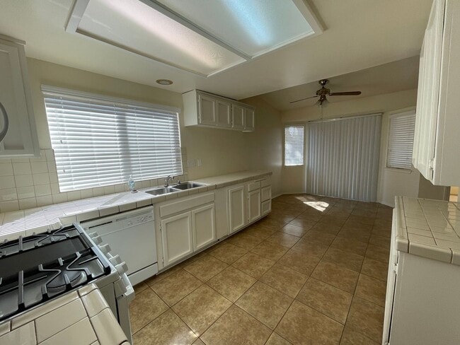 Building Photo - Hesperia-Refurbished- 3 Bedrooms, 2 Bathro...