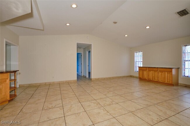 Building Photo - 2614 SE 12th Pl