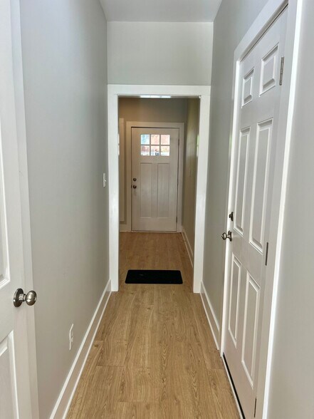 Building Photo - Room in House on S Webb St