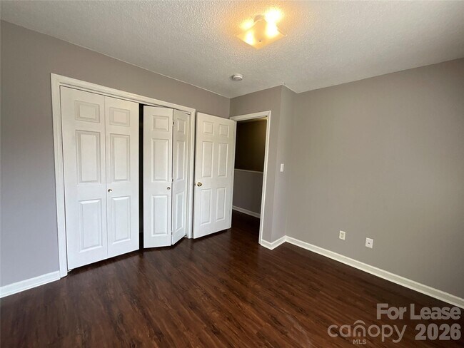 Building Photo - 1520 N Main Ave