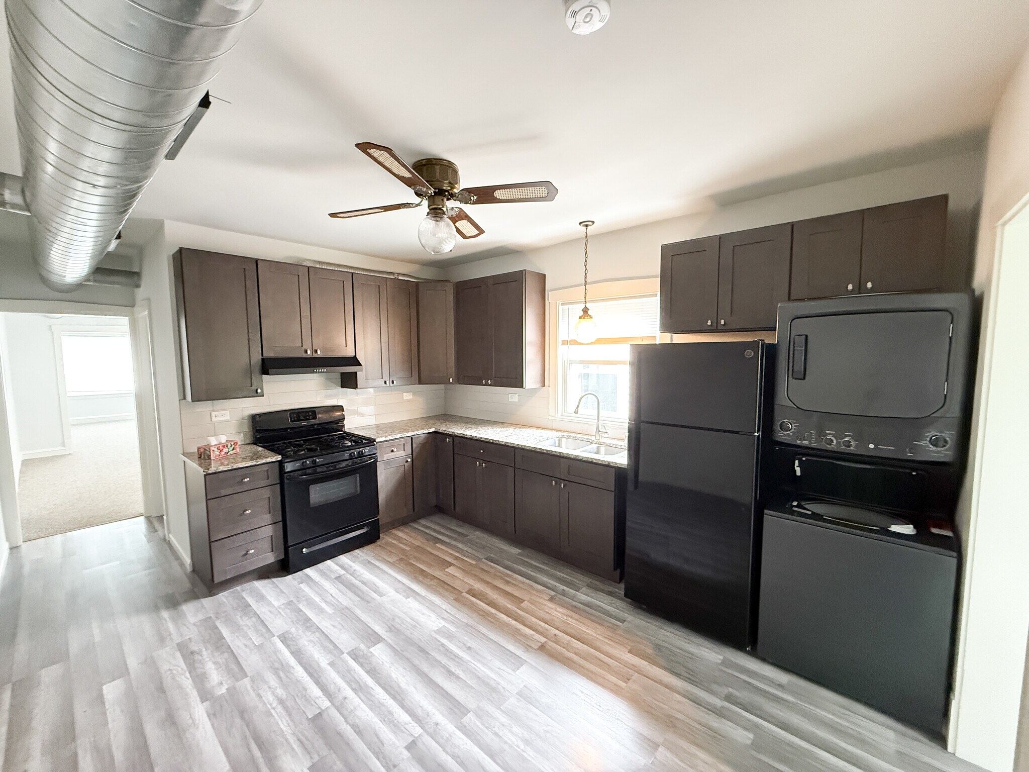 Kitchen - 5043 W Argyle St