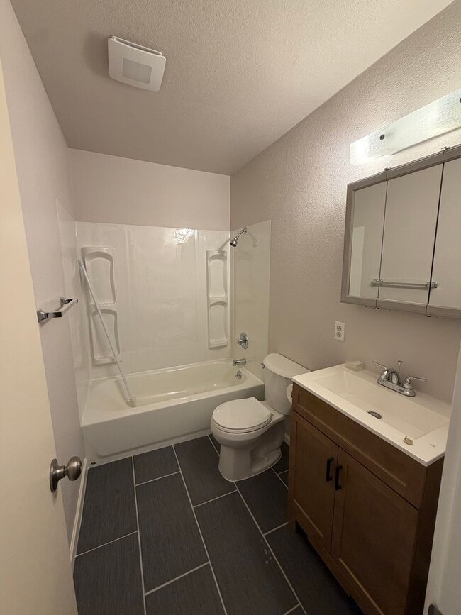 Building Photo - 2.2. miles to Sky Lakes Medical Center and Oregon Institute of Technology, 2bdrm 1 bath duplex