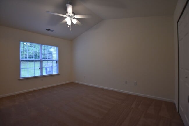 Building Photo - Fantastic 2 bedroom 2 bath end unit townhome