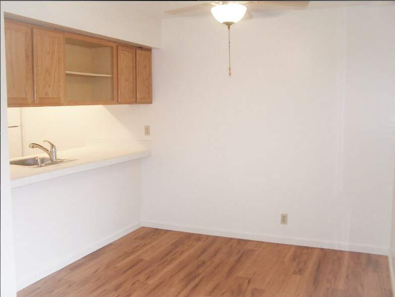 Building Photo - 5468 Roundtree Pl