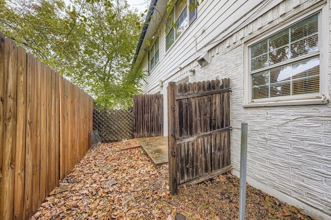 Building Photo - 214 Austin St