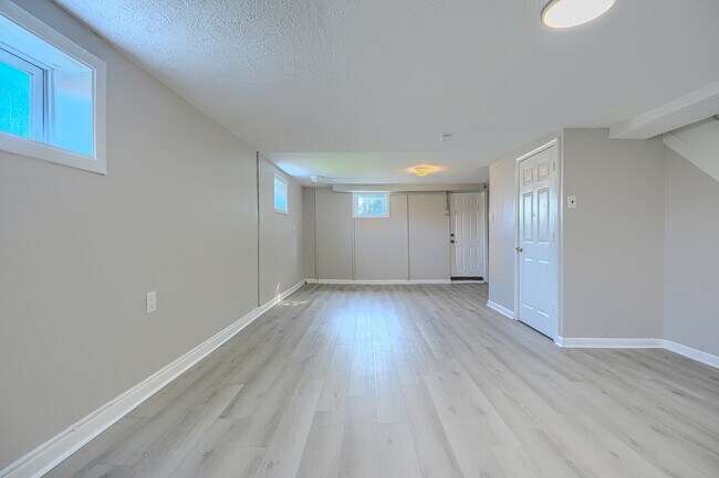 Building Photo - 401 52nd St