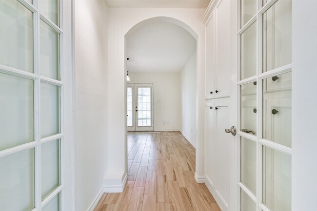 Building Photo - 807 Stadium Cir