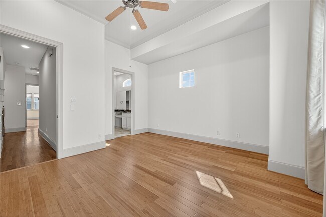 Building Photo - 931 W 23rd St