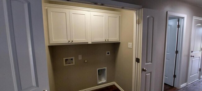 Building Photo - 407 W Criner St