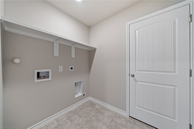 Building Photo - 2215 Medusa Dr
