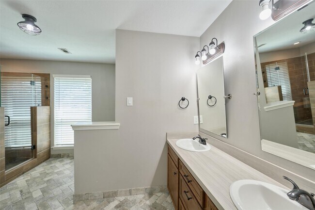 Building Photo - 725 River Plantation Dr