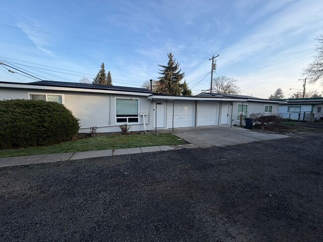 Building Photo - Conveniently located two bedroom home with fresh updates!