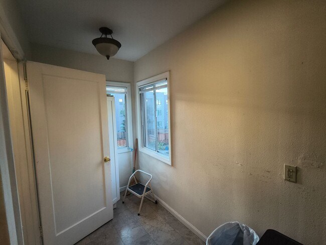 Building Photo - Cozy 3 BD/2 BATH Single Family Home With 2 Floors Located in Albany, Ca.