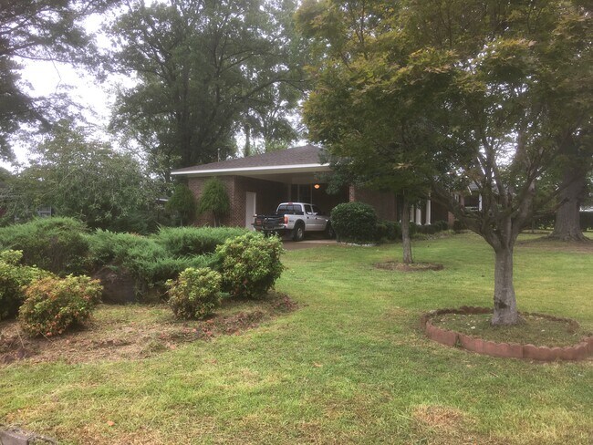 Building Photo - 14 Fairway Dr