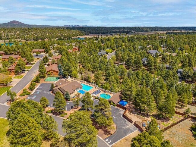 Building Photo - 2600 Valley View Dr