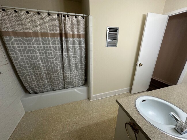 Building Photo - COMING SOON--Spacious 3 Bedroom 2 Bath Hom...
