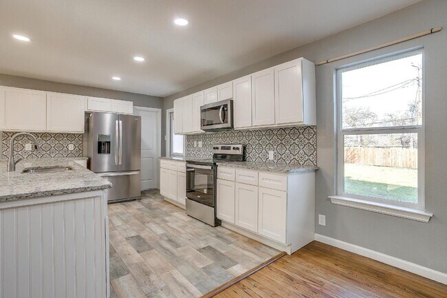 Building Photo - Spacious 4-Bedroom Gem with Granite Touche...