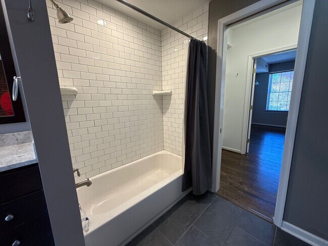 Building Photo - Spacious 4 Bedroom House In Baltimore City