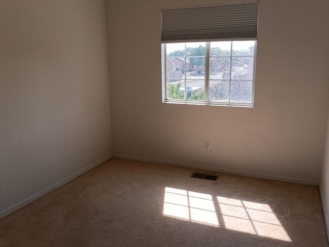 Building Photo - 6 Bedroom, 3 Bathroom Home located in NW a...
