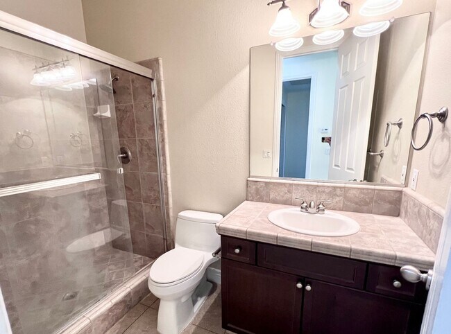 Building Photo - $2,695 Bullard & Hwy 99, 4 Bedroom With So...