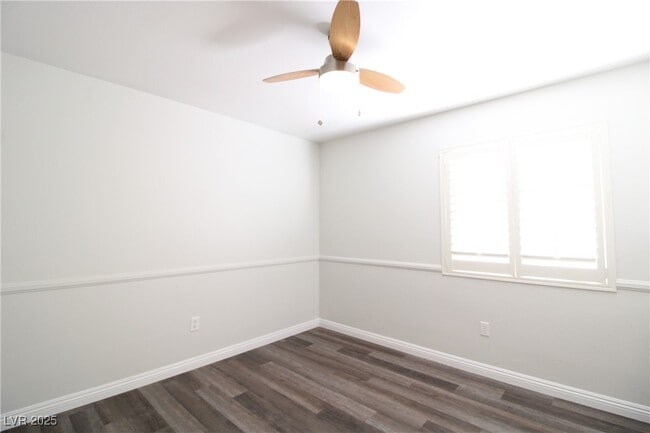 Building Photo - 301 Laguna Glen Dr