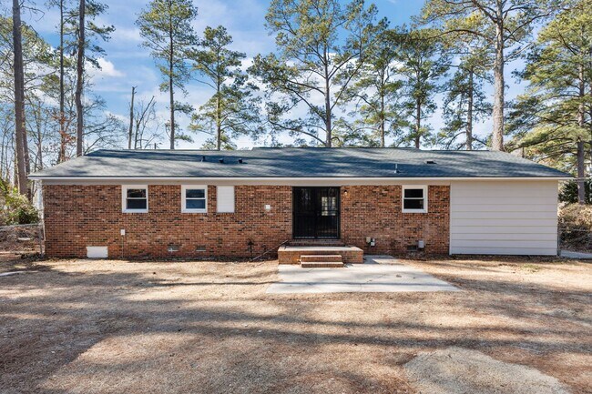 Building Photo - Welcome to the 3 Bed 2 Bath in Fayetteville