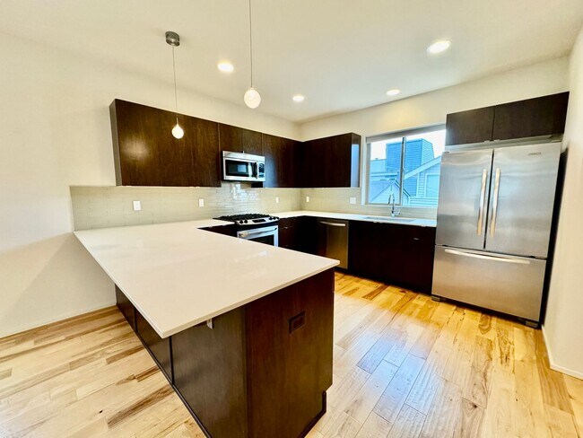 Building Photo - Location! Location! Modern 3 bed, 2.5 bath, Townhome near Greenlake!