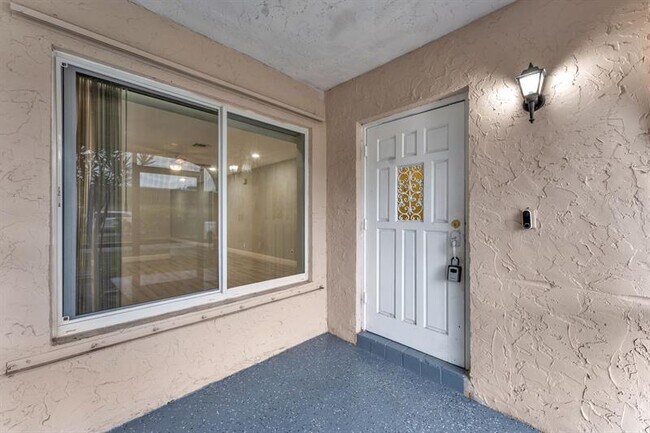 Building Photo - 7902 NW 70th Ct