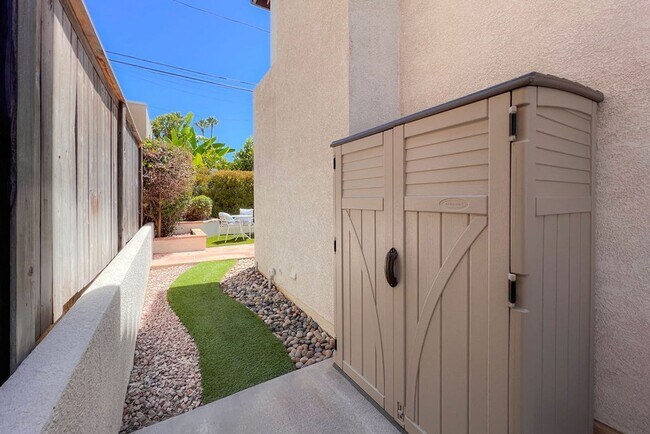 Building Photo - Exquisite beach home with Ocean and Harbor activities abound!