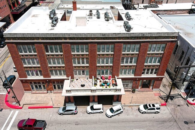 Building Photo - 202 25th St