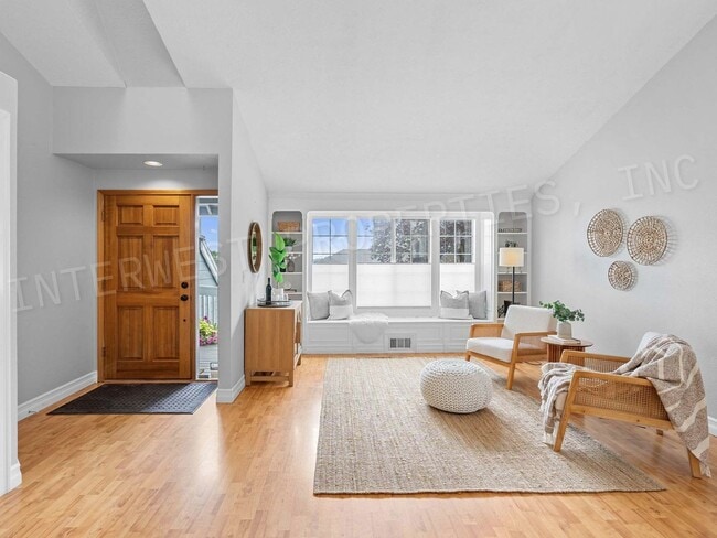 Building Photo - 4+ Bedroom Tigard Home With a Beautiful Vi...
