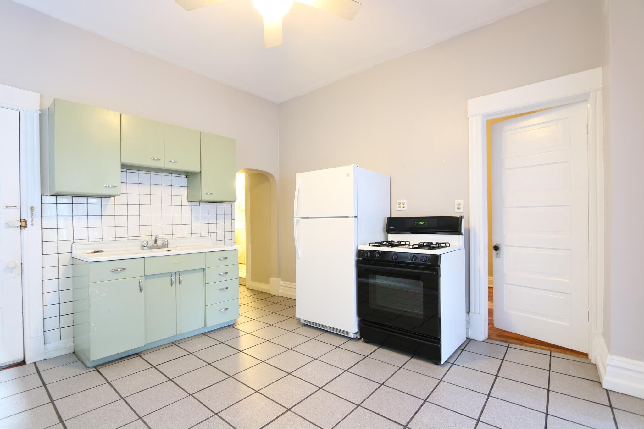 Building Photo - 2440 S Oakley Ave