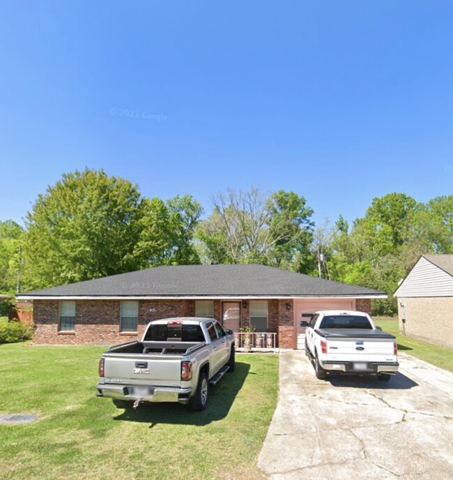 Building Photo - 605 Linda Ann Ave
